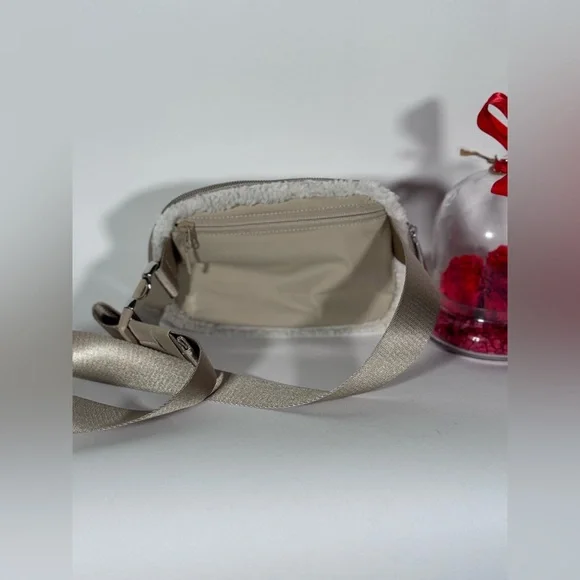 NWOT Lululemon Everywhere Fleece Belt Bag Light Ivory - Picture 6 of 8